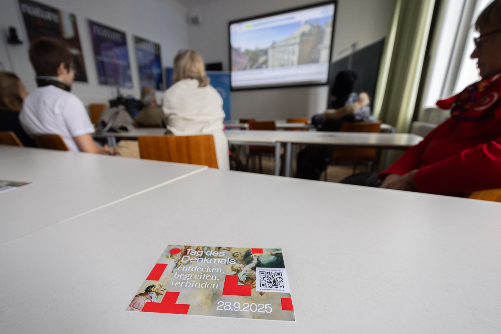 People sitting in the seminar room during a talk