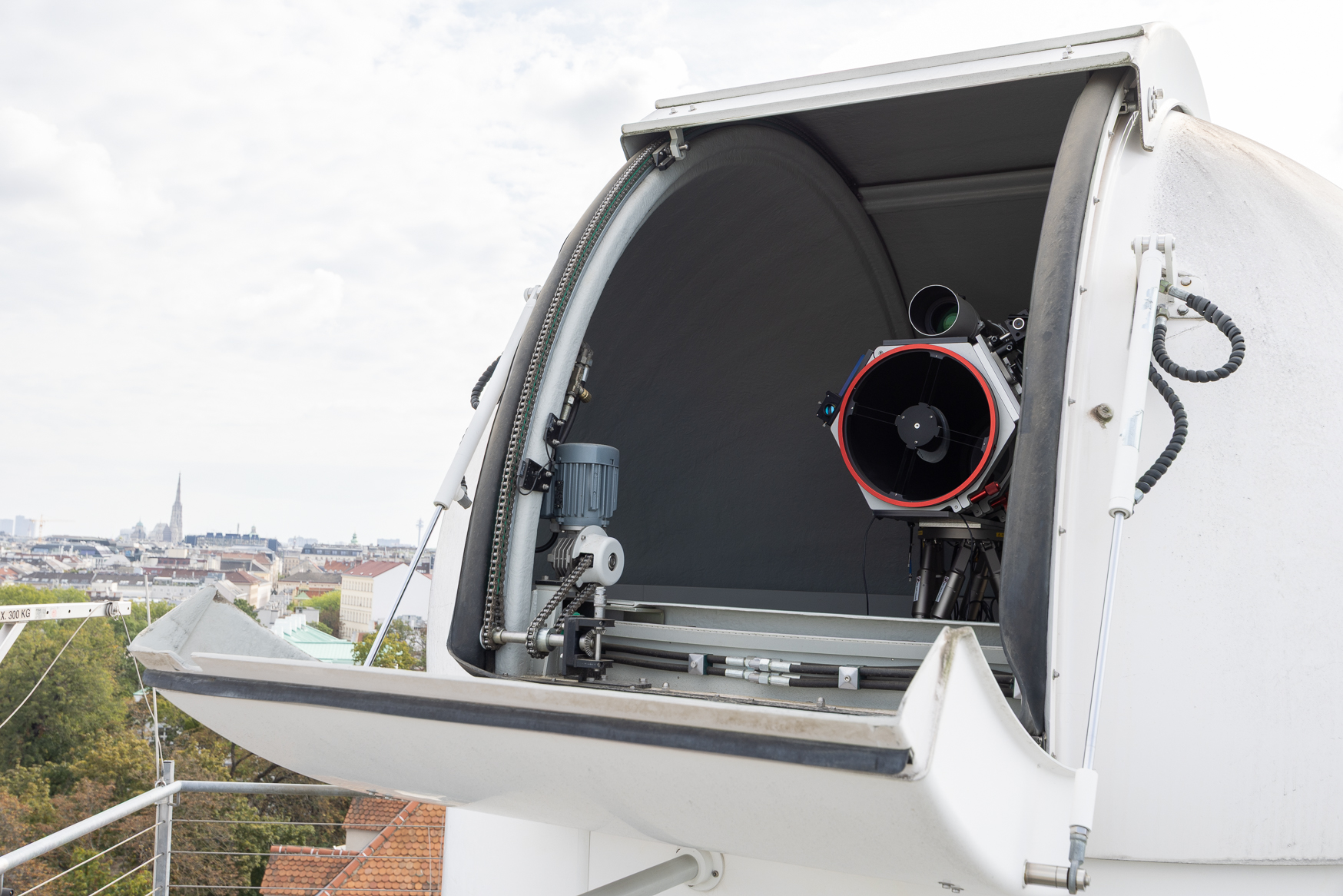 A picture of the telescope on the roof of the IQOQI building 