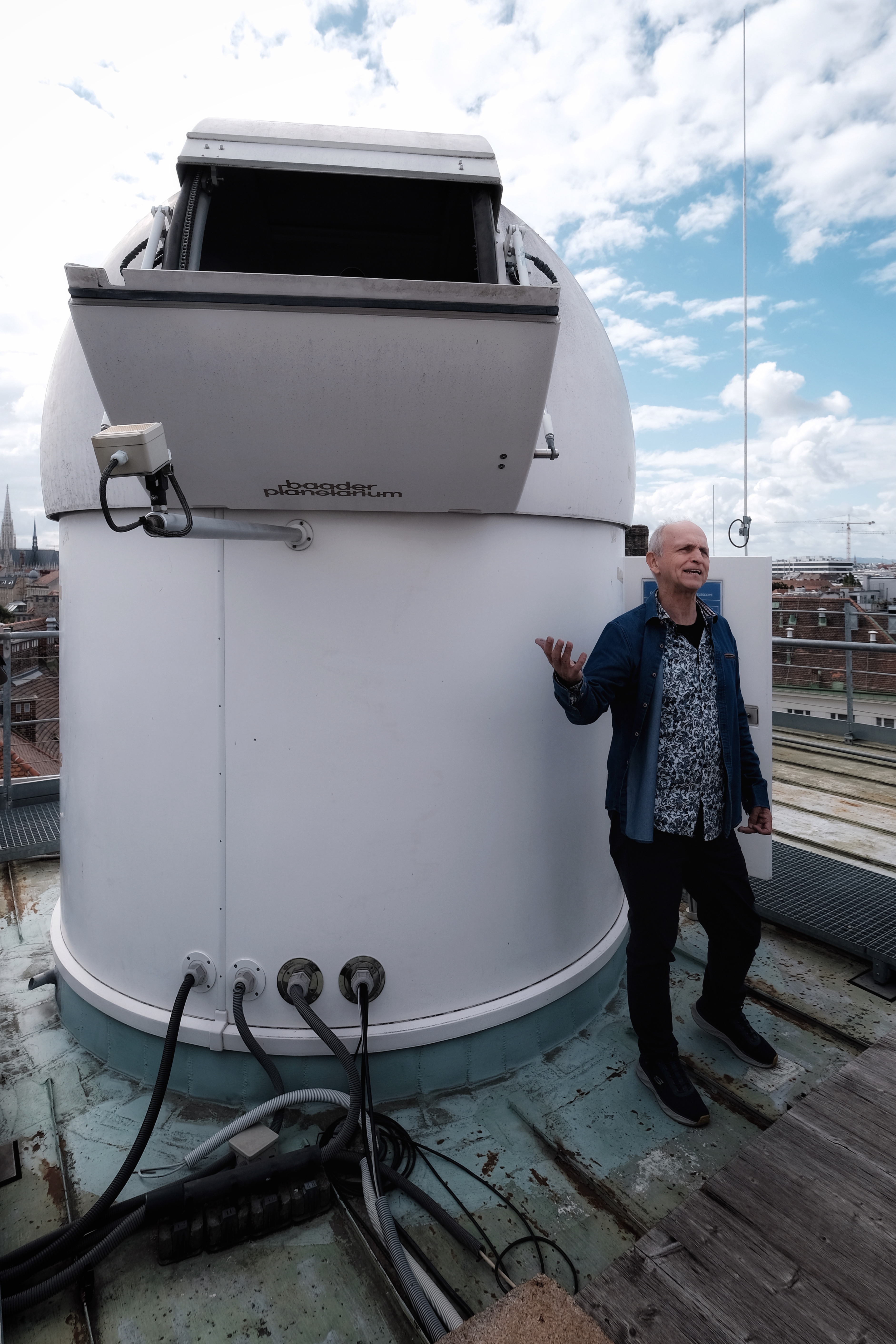 A scientist showing the Hedy-Lamarr Telescope to students