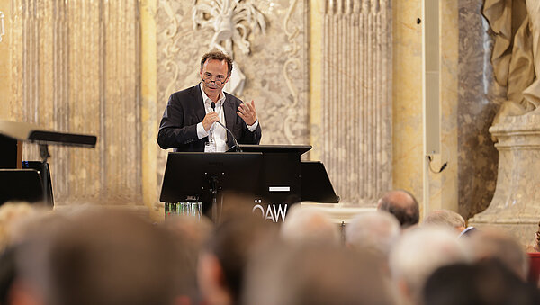 Markus Aspelmeyer at the podium, giving a lecture at the Austrian Academy of Sciences 
