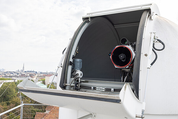 A picture of the telescope on the roof of the IQOQI building 